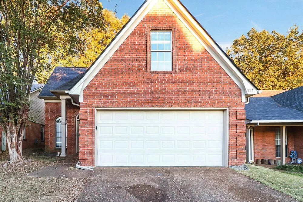 3 bed, 2.5 bath, 1606 sqft, $1,645 — Photo 1