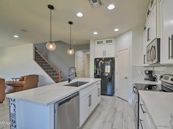 8966 W STATE Avenue, Glendale, AZ 85305