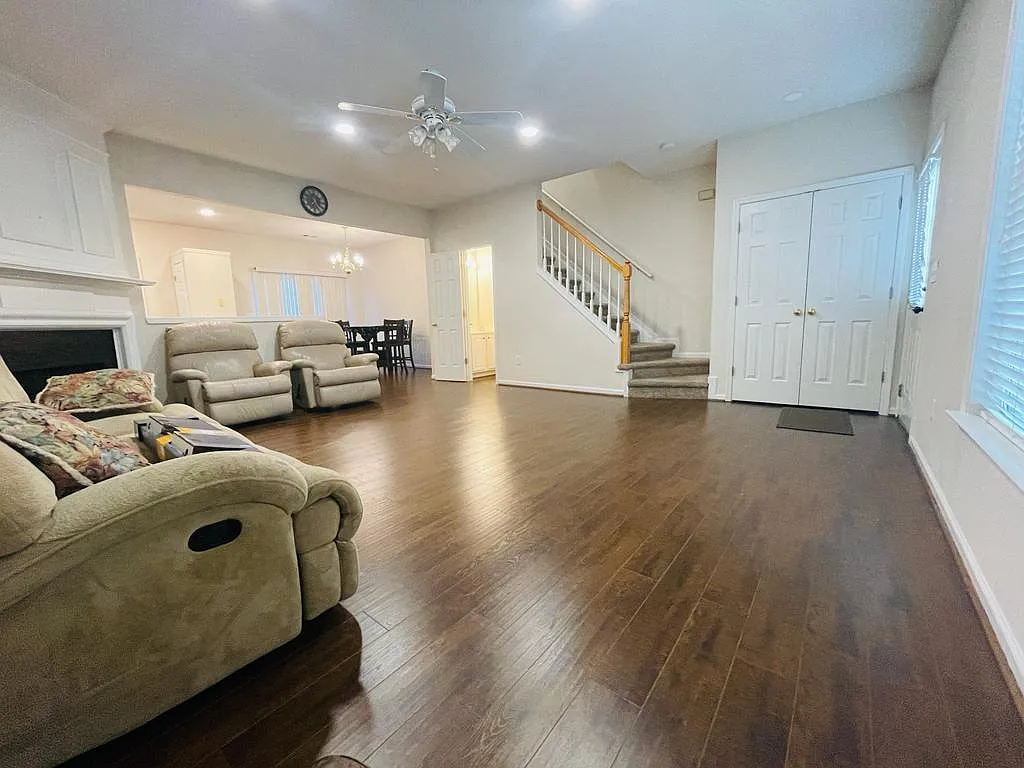 3 bed, 2.5 bath, 1370 sqft, $2,200 — Photo 4