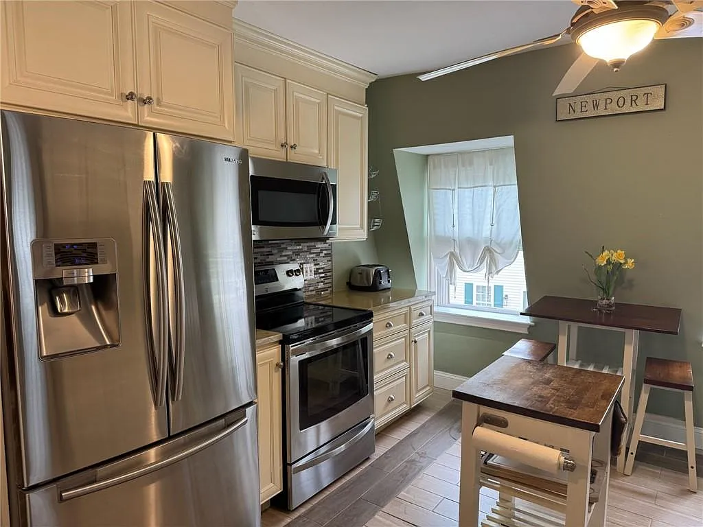 3 bed, 1.0 bath, 1000 sqft, $2,800 — Photo 2
