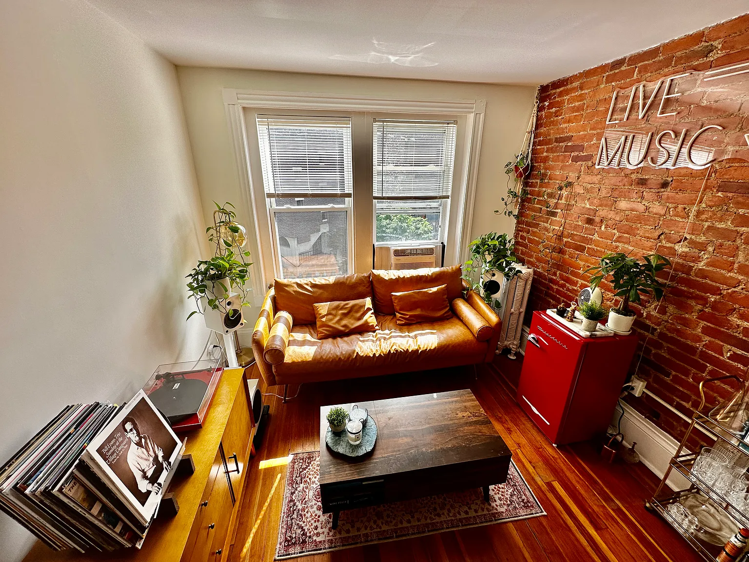 2 bed, 800 sqft, $3,050 — Photo 2