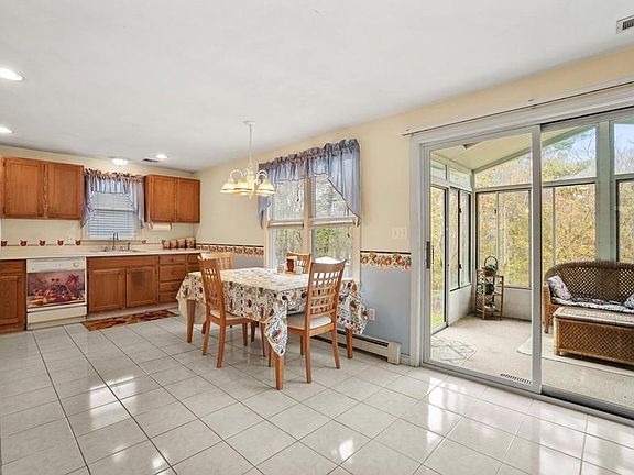 5th image of 47 Mary Ellen Dr