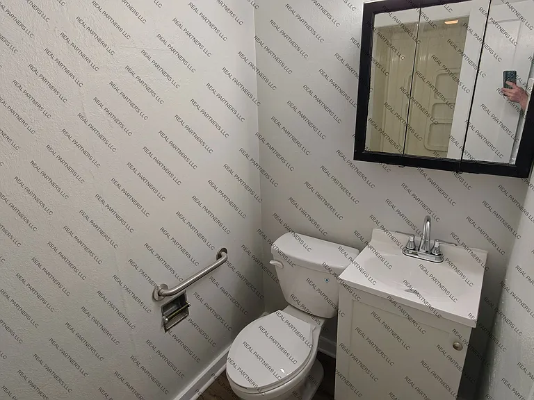 417 W 14th St #1 — Photo 4