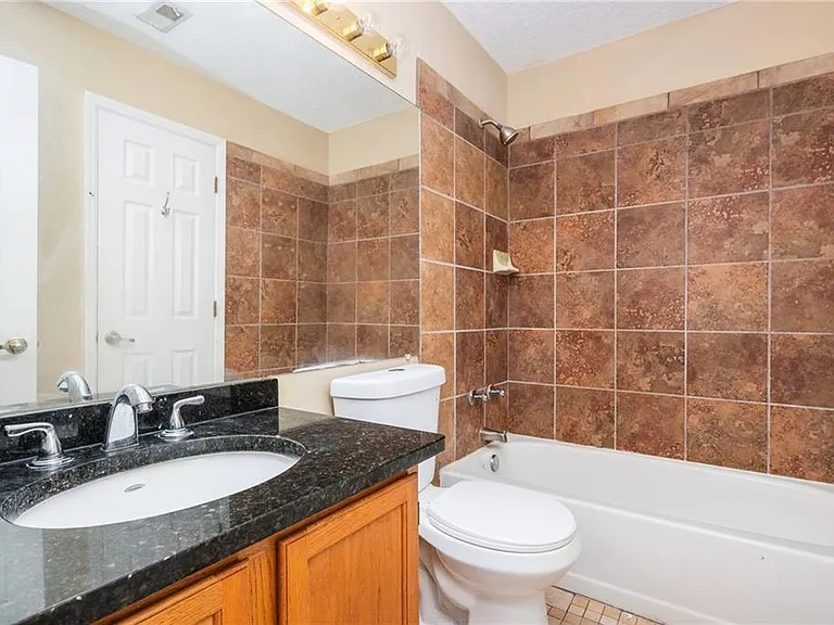 915 Wentworth Ct — Photo 22