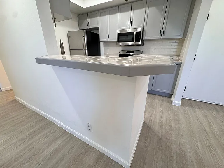 8915 Burton Way — Photo 10