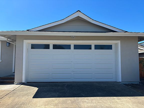 Attahced 2-car garage