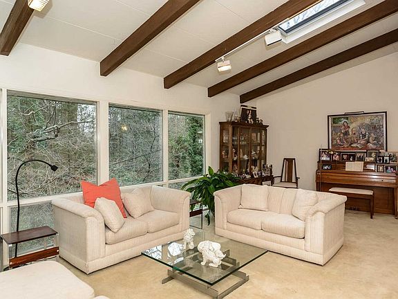 5th image of 10 Frost Creek Dr