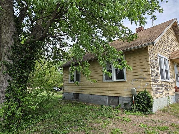3rd image of 579 Marlatt St