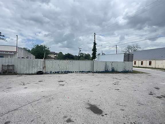 3rd image of 6513 Laura Koppe Rd