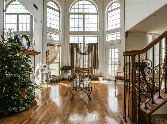 3rd image of 2614 Creekwood Dr