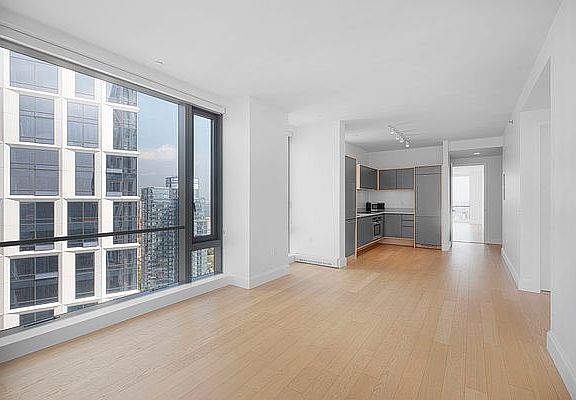 3rd image of 10 City Pt APT 35P
