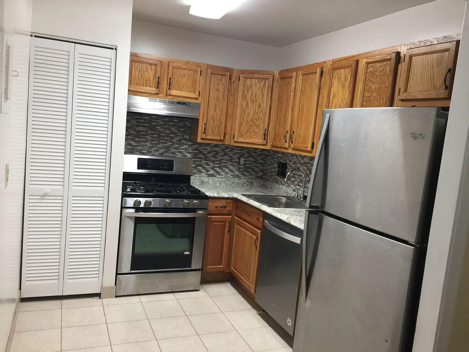 2 bed, 873 sqft, $1,925 — Photo 3