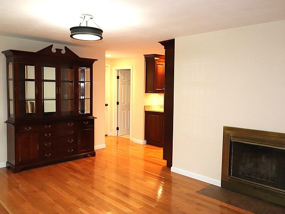 4th image of 146 Walnut St