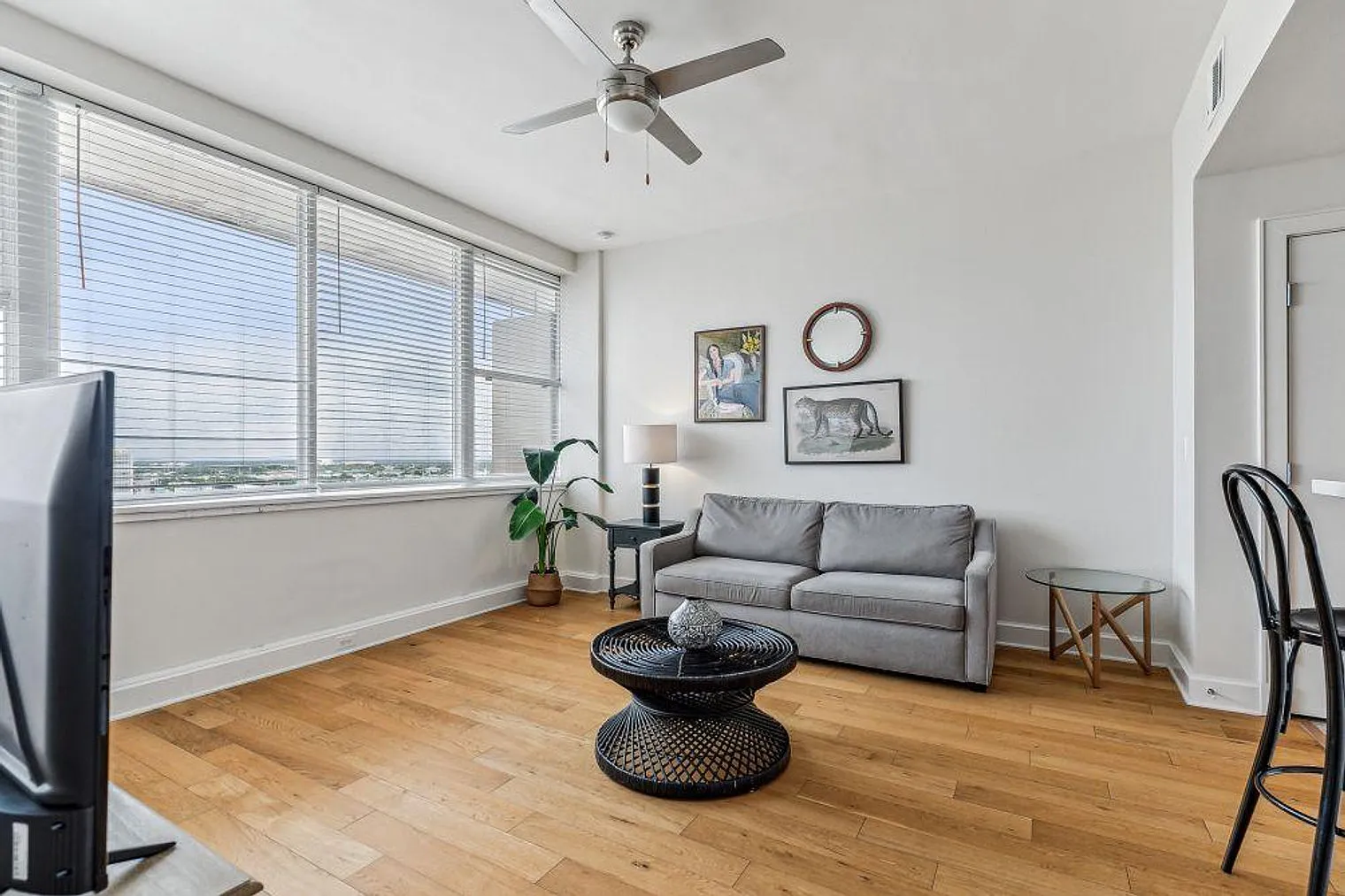 1 bed, 1.0 bath, 721 sqft, $4,336 — Photo 3