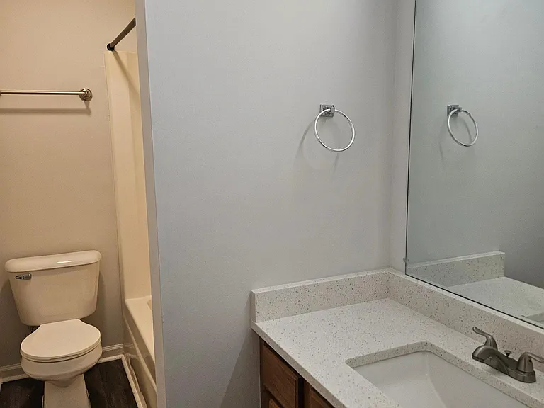 Redwood Park Apartments — Photo 15