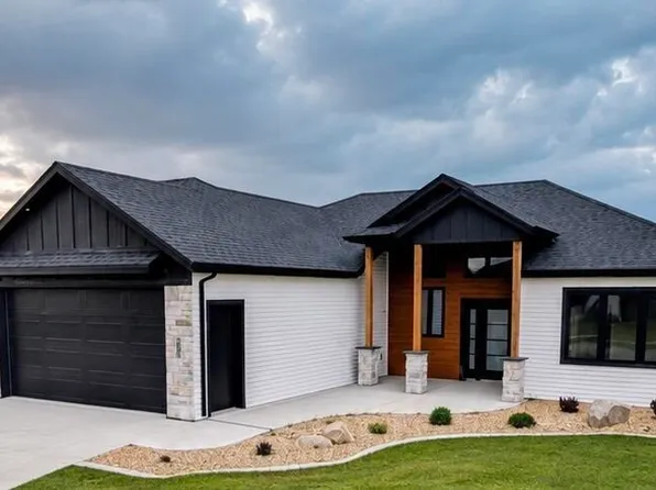 5808 Gold Dr, Bismarck, ND 58503
