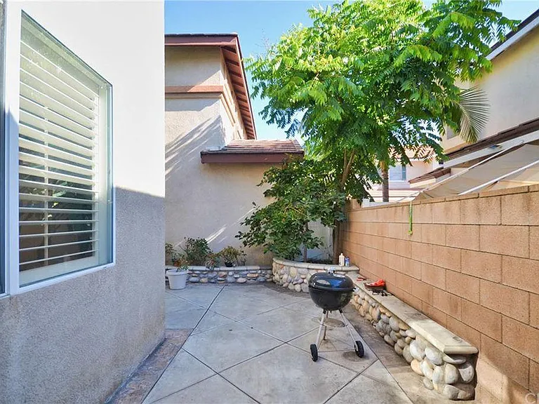 9040 Jacaranda Ln — Photo 8
