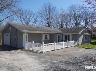 211 S State St, Greenview, IL 62642