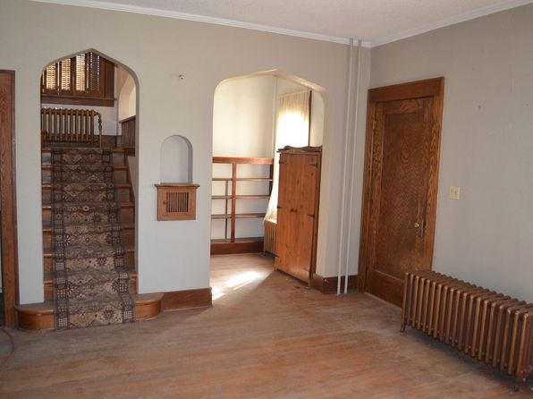 222 6th St W, Bottineau, ND 58318