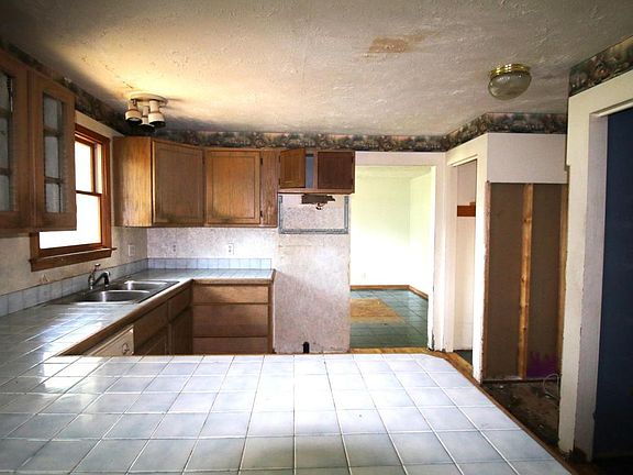 3rd image of 332 Hursley St