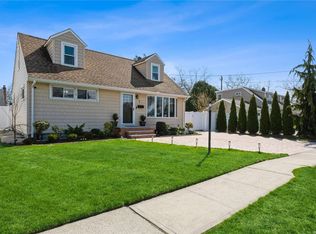 7 Smith St, Hicksville, NY 11801