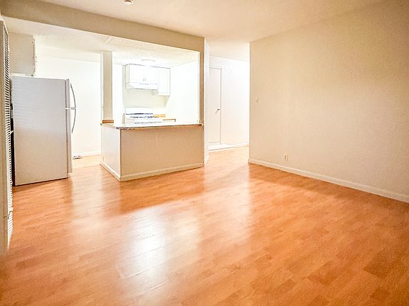 2nd image of 1070 Oakmont Dr #9