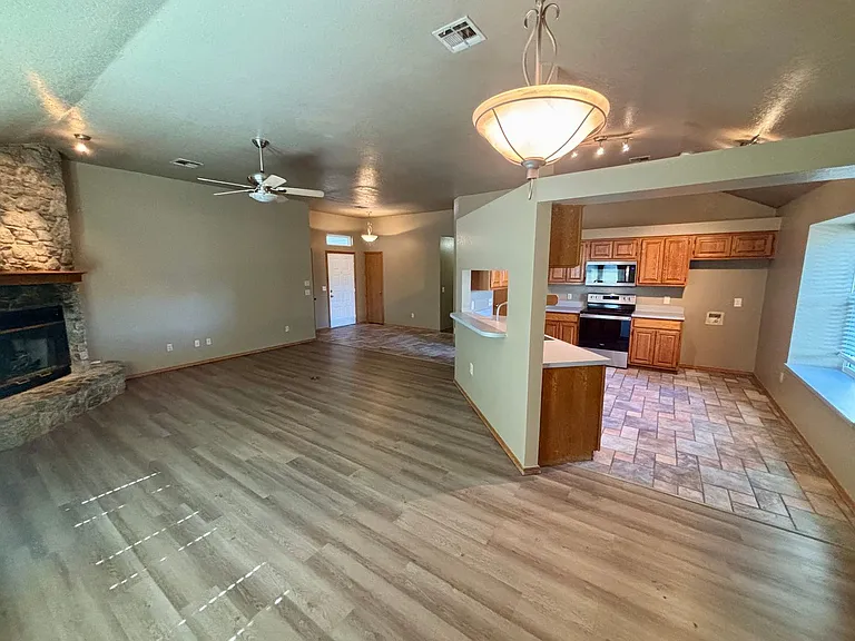 1304 Fairfax Cir — Photo 3