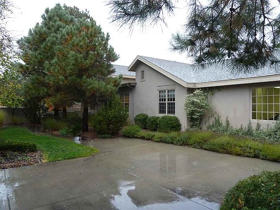 3rd image of 924 Circle Dr