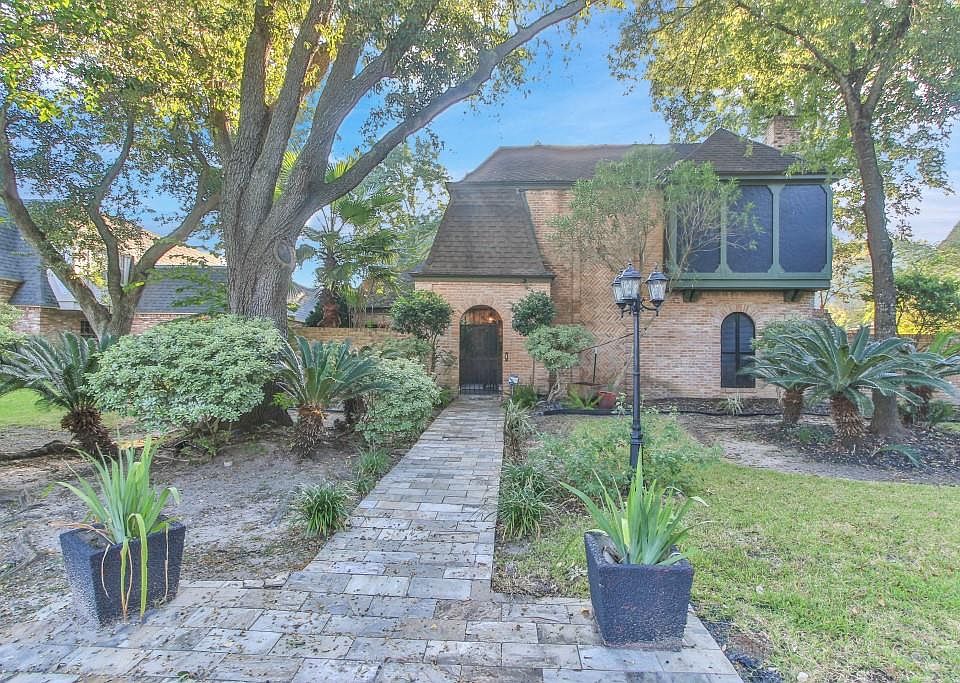 1st image of 827 Daria Dr