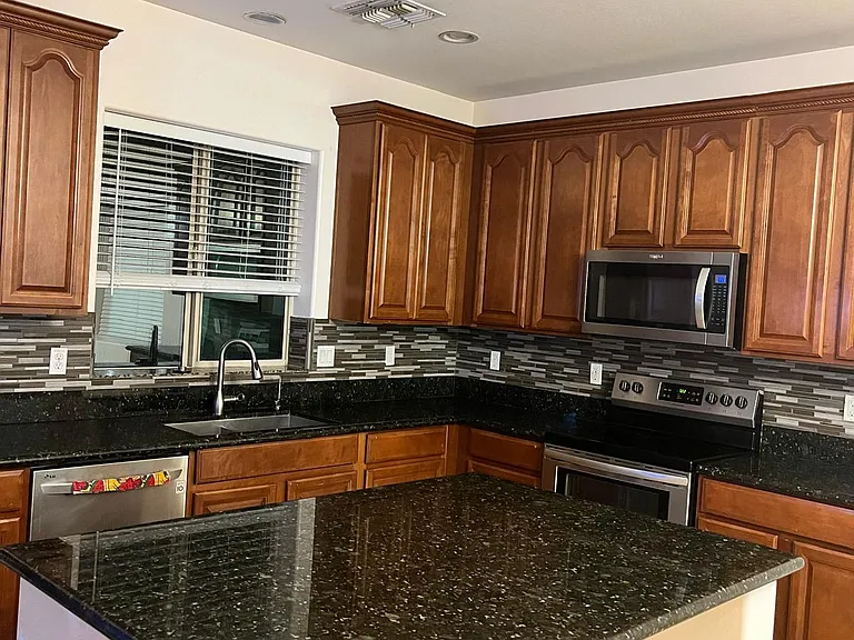 1069 E Blue Spruce Ln — Photo 4