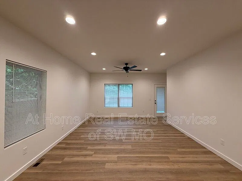 3 bed, 2.0 bath, 1595 sqft, $1,605 — Photo 2