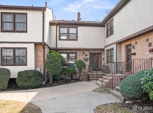 8 Highview Dr, Woodbridge, NJ 07095