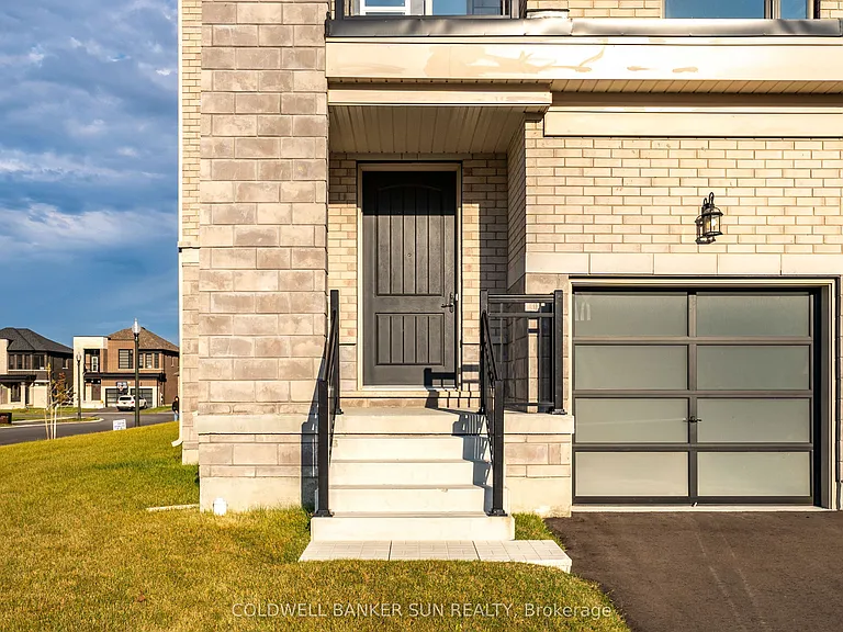 166 Prince Charles Cres — Photo 4