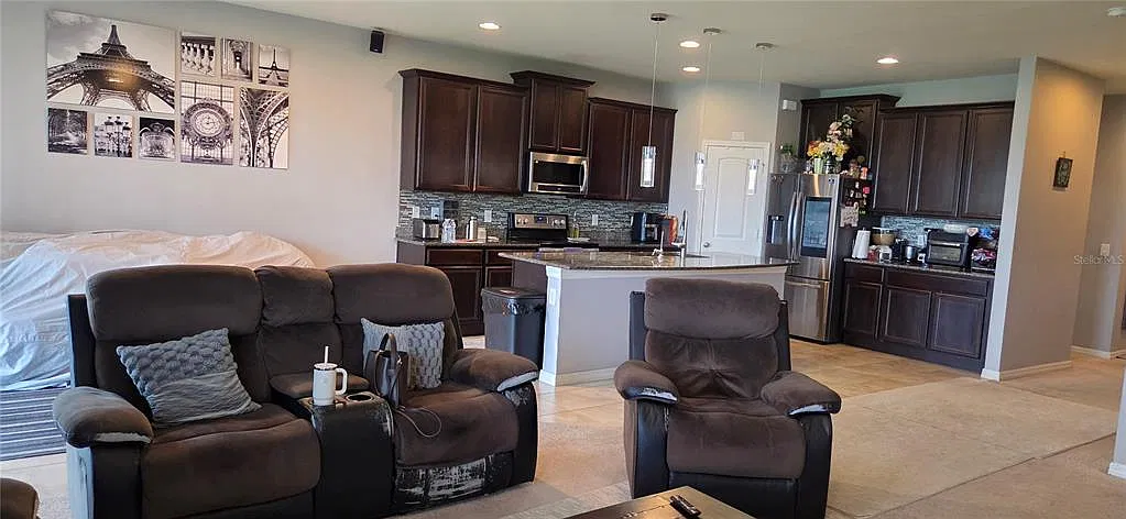4 bed, 3.0 bath, 2859 sqft, $2,925 — Photo 4