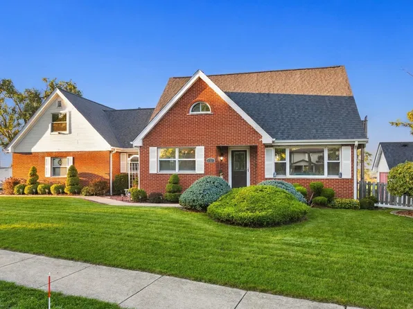 917 McCarthy Rd, Lemont, IL 60439