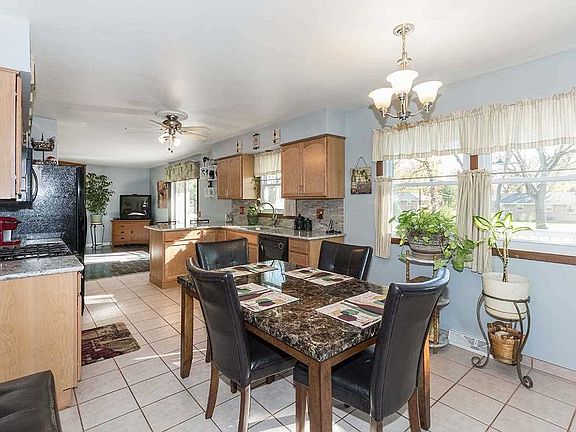 3rd image of 3159 Lookout Dr