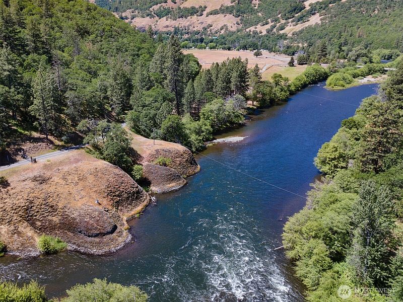 3rd image of 992 Highway 142 E