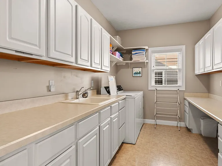 213 Midtown Dr — Photo 29