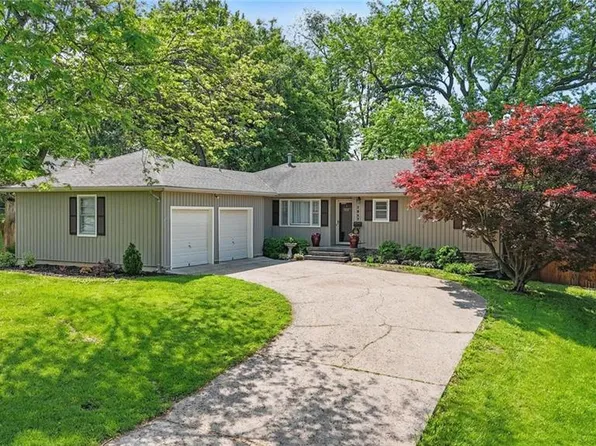 7917 W 74th St, Overland Park, KS 66204