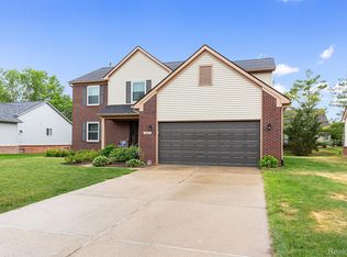 2693 Blue Heron Ln, Wixom, MI 48393