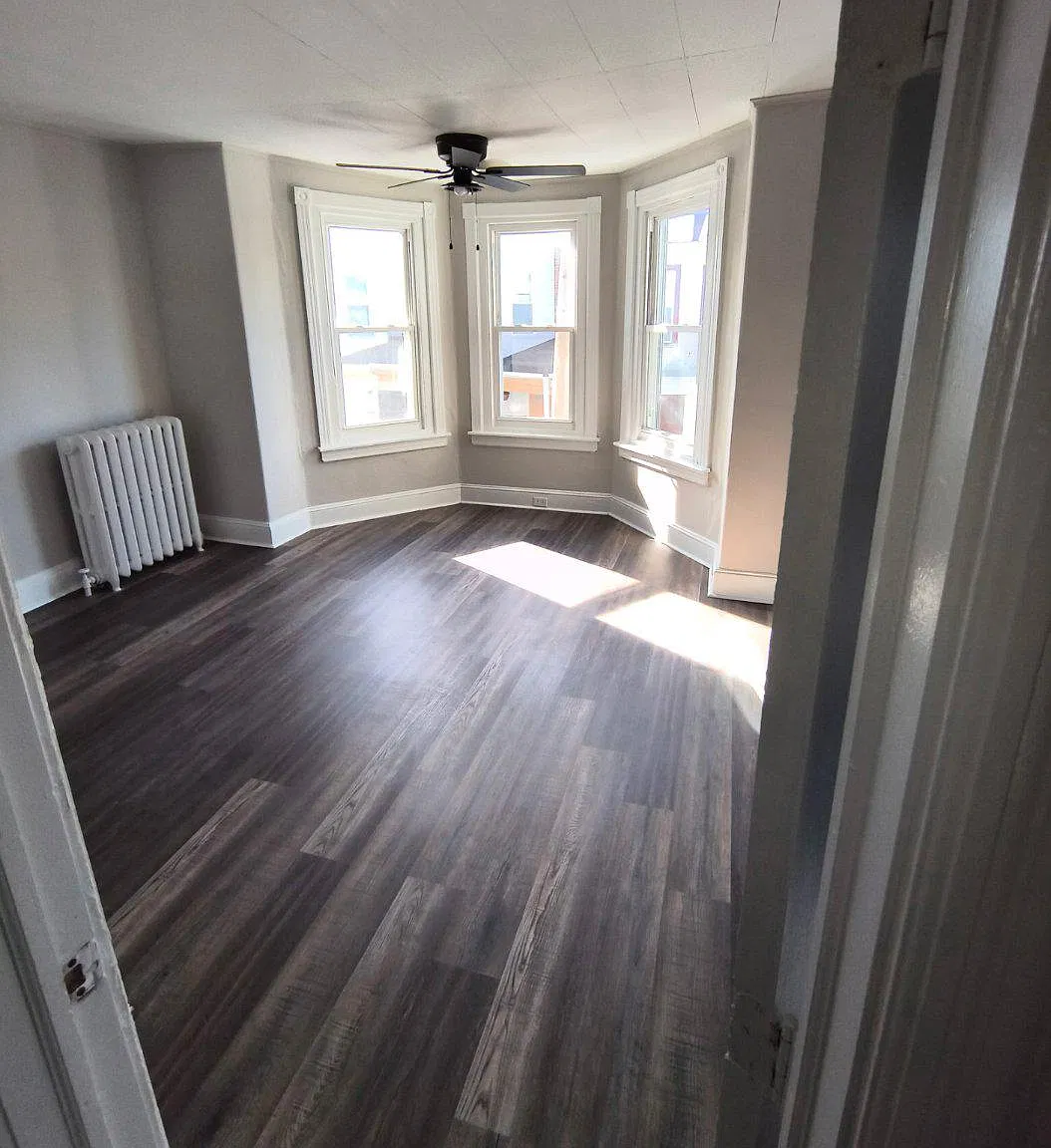 3 bed, 1.5 bath, 932 sqft, $1,595 — Photo 3