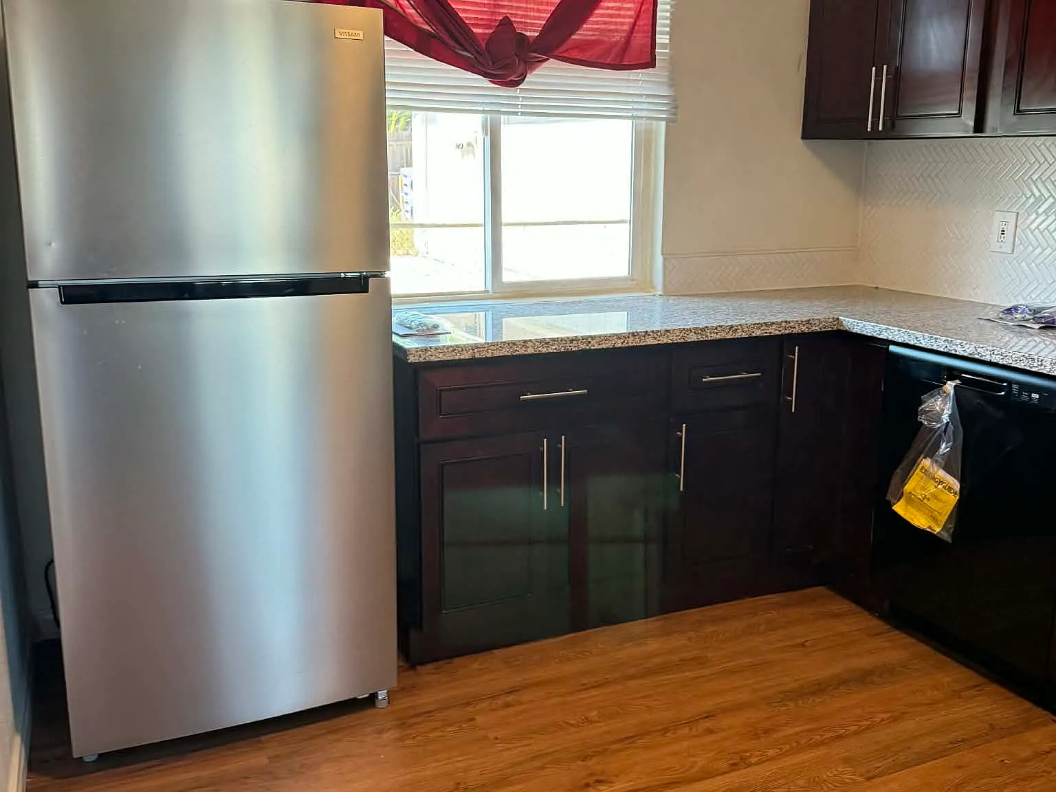 3 bed, 876 sqft, $2,350 — Photo 3