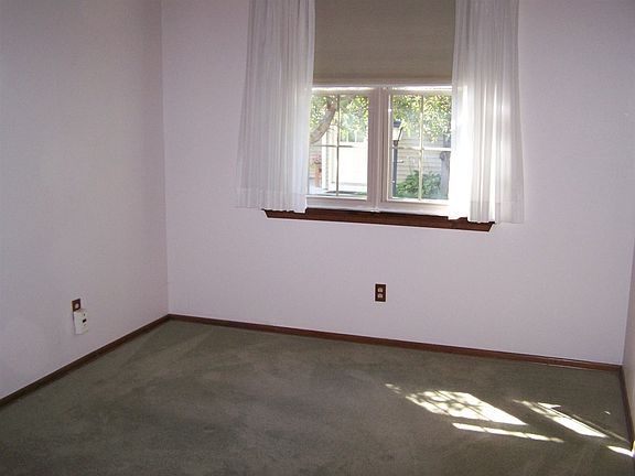 4th image of 132 Monmouth Way
