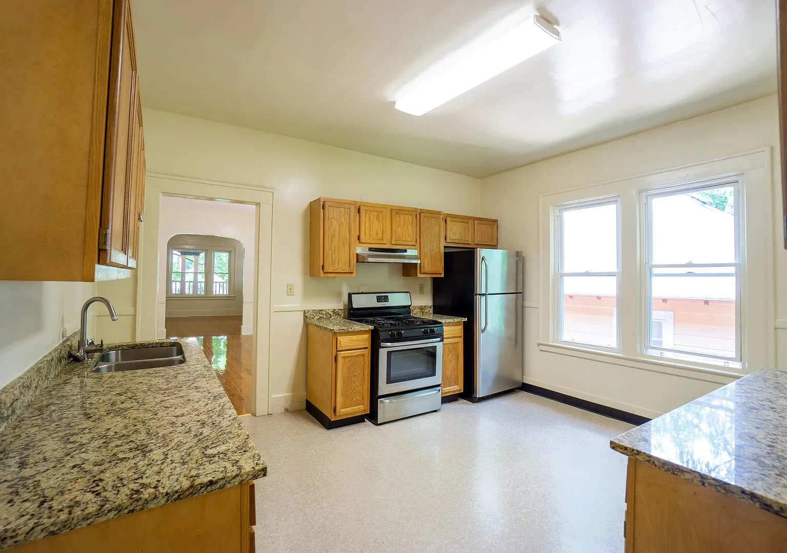853 Maryland Apt 2 - Available 8/1/2027 - Bright 4 Bedroom Flat With Off Street Parking — Photo 3