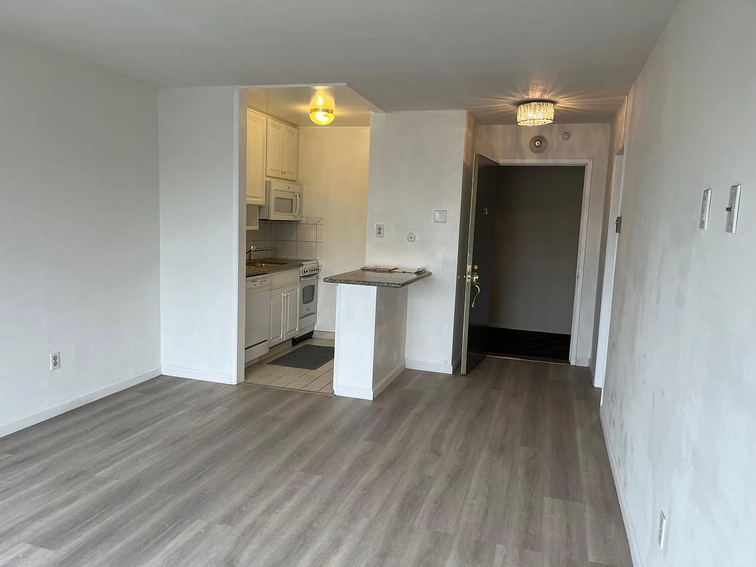 6 Commodore Dr — Photo 1