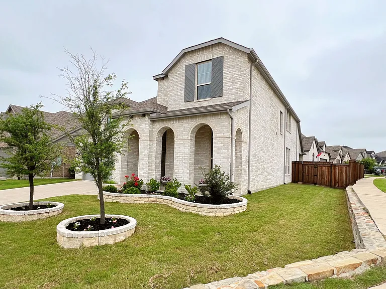 2410 Doncaster Dr — Photo 2