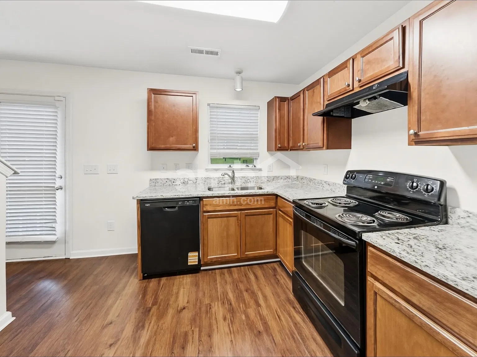 3 bed, 2.5 bath, 1327 sqft, $1,765 — Photo 4