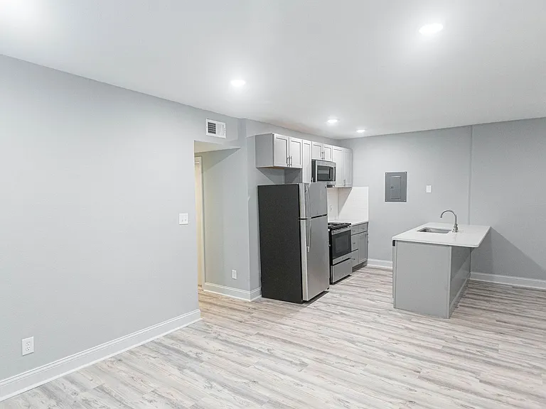 1207 E Armour Blvd — Photo 2