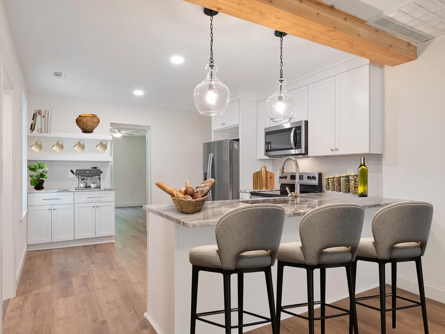 4 bed, 2.0 bath, 1628 sqft, $2,400 — Photo 2