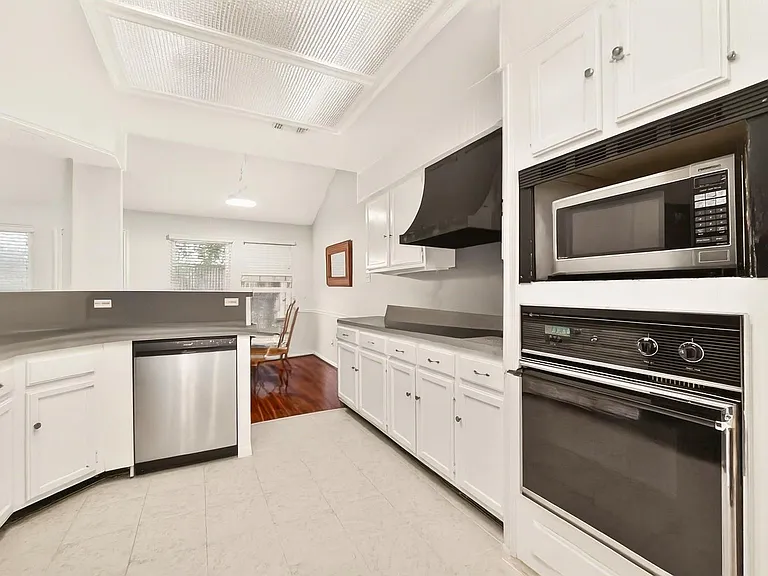 15343 Meadow Village Dr — Photo 2